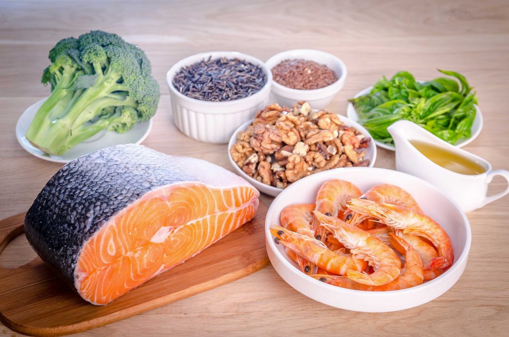Os ácidos graxos ômega-3 não são produzidos pelo nosso organismo, mas apenas obtidos em alimentos como peixes, castanhas, azeite, verduras escuras e linhaça.