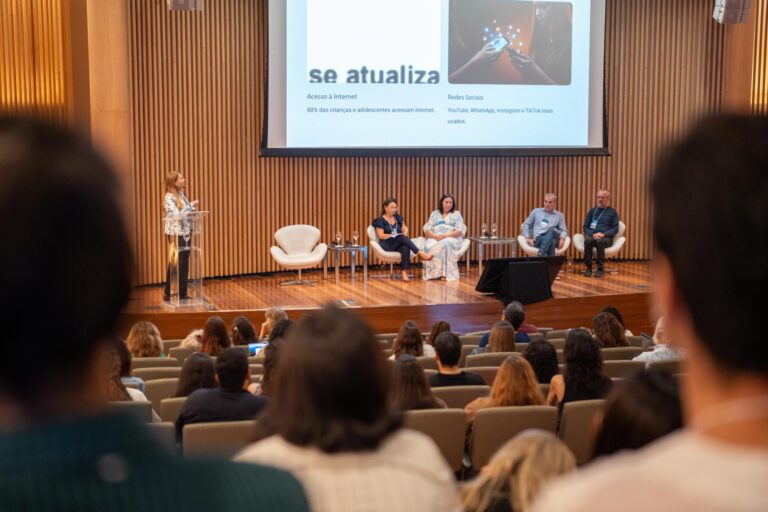 Rede CpE lança livro de comemoração de 10 anos em evento