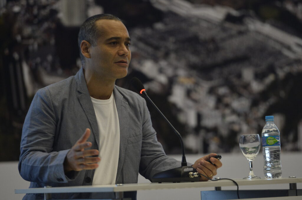 Escola deve respeitar hora de brincar, comer e dormir