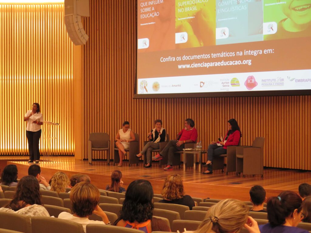 Encontro promove diálogo entre educadores e cientistas