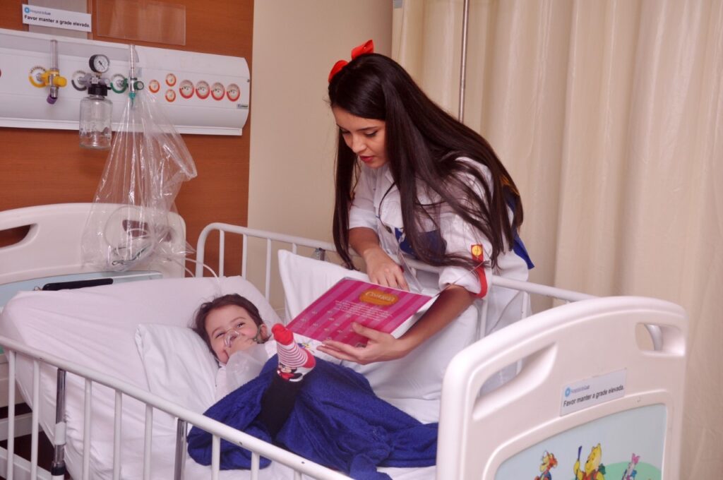 Contação de histórias reduz dor em crianças doentes