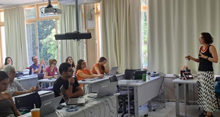 Marília Zaluar Guimarães fala sobre a Rede CpE em aula aberta na PUC-Rio