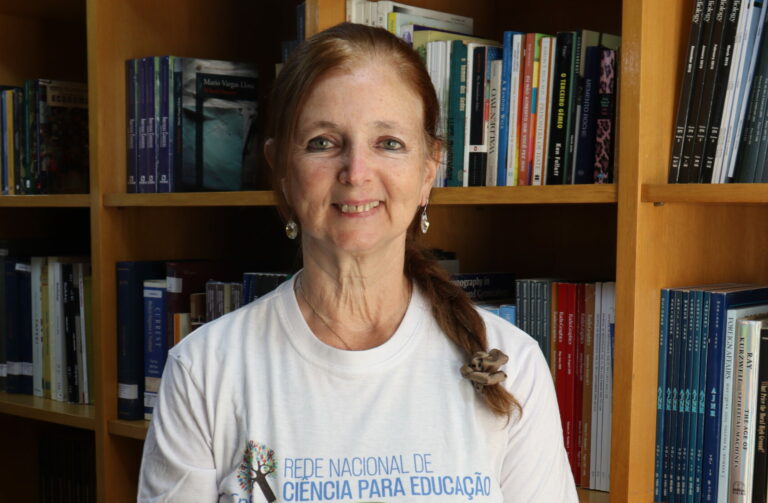 Debora Foguel é homenageada com o Prêmio Anísio Teixeira da Educação Superior