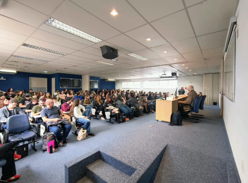 Roberto Lent defende aproximação entre ciência e escolas em aula aberta na PUC-Rio