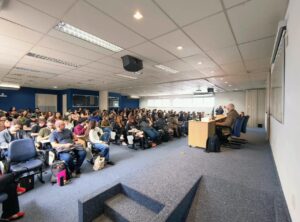 Roberto Lent defende aproximação entre ciência e escolas em aula aberta na PUC-Rio
